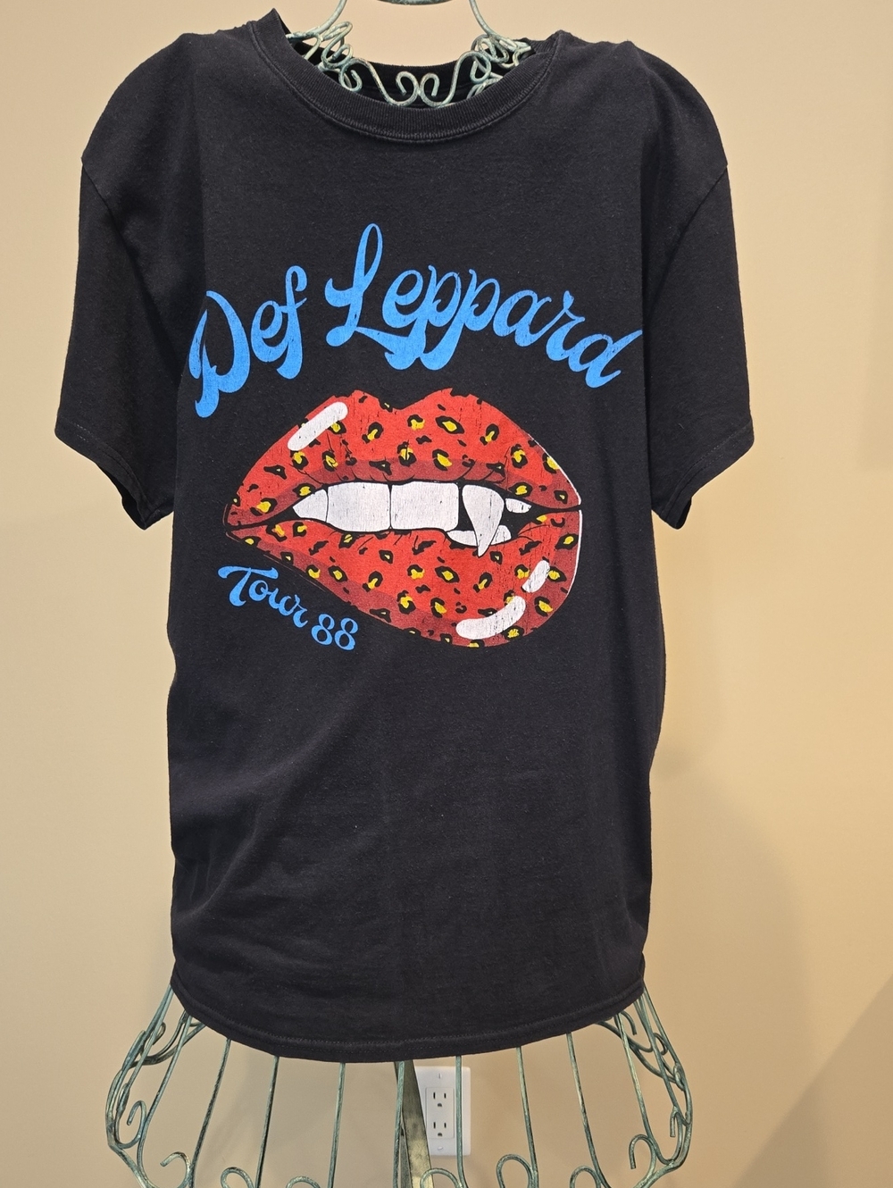 Def Leppard Tour 88 Black Graphic Tee - Red Leopard Lips
